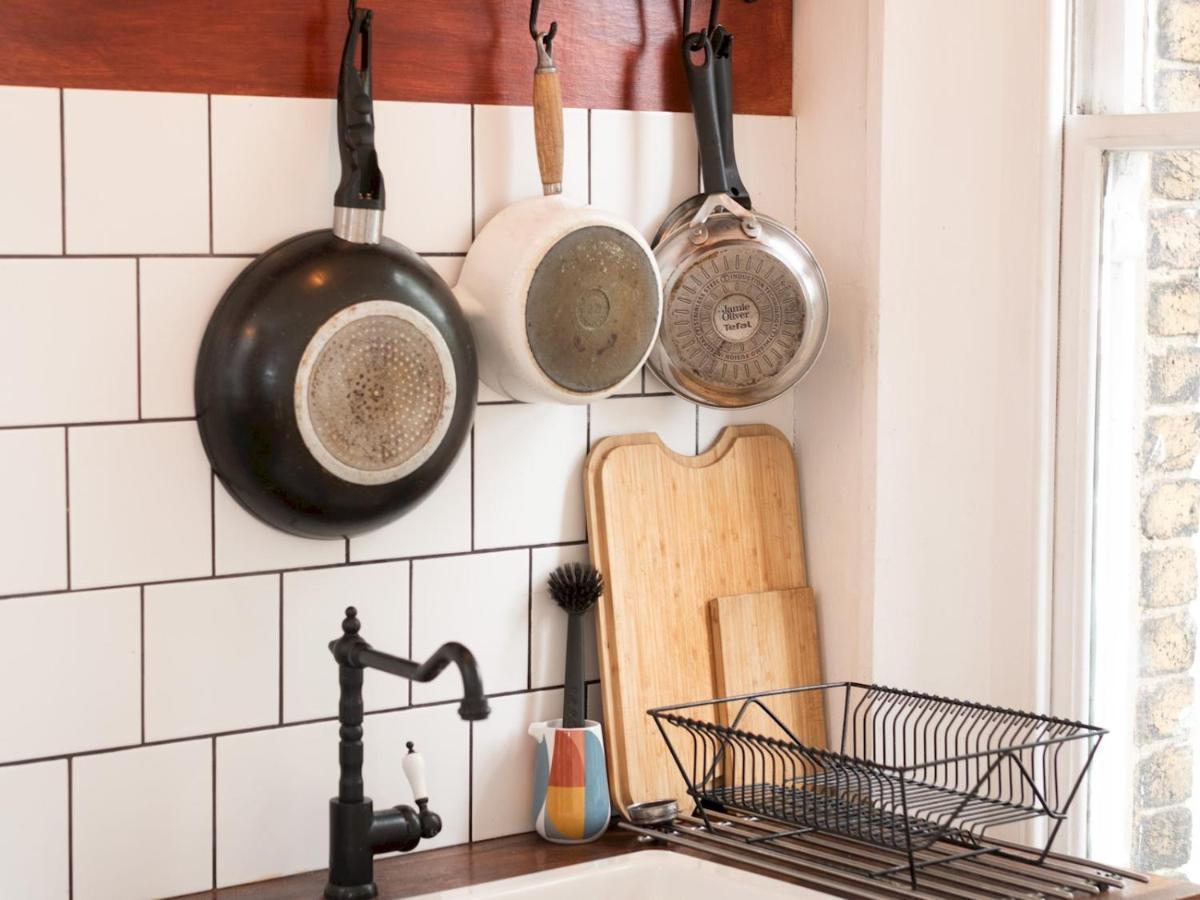 Pass The Keys Rustic And Quirky Flat In Charming Charlton Village London Exterior photo