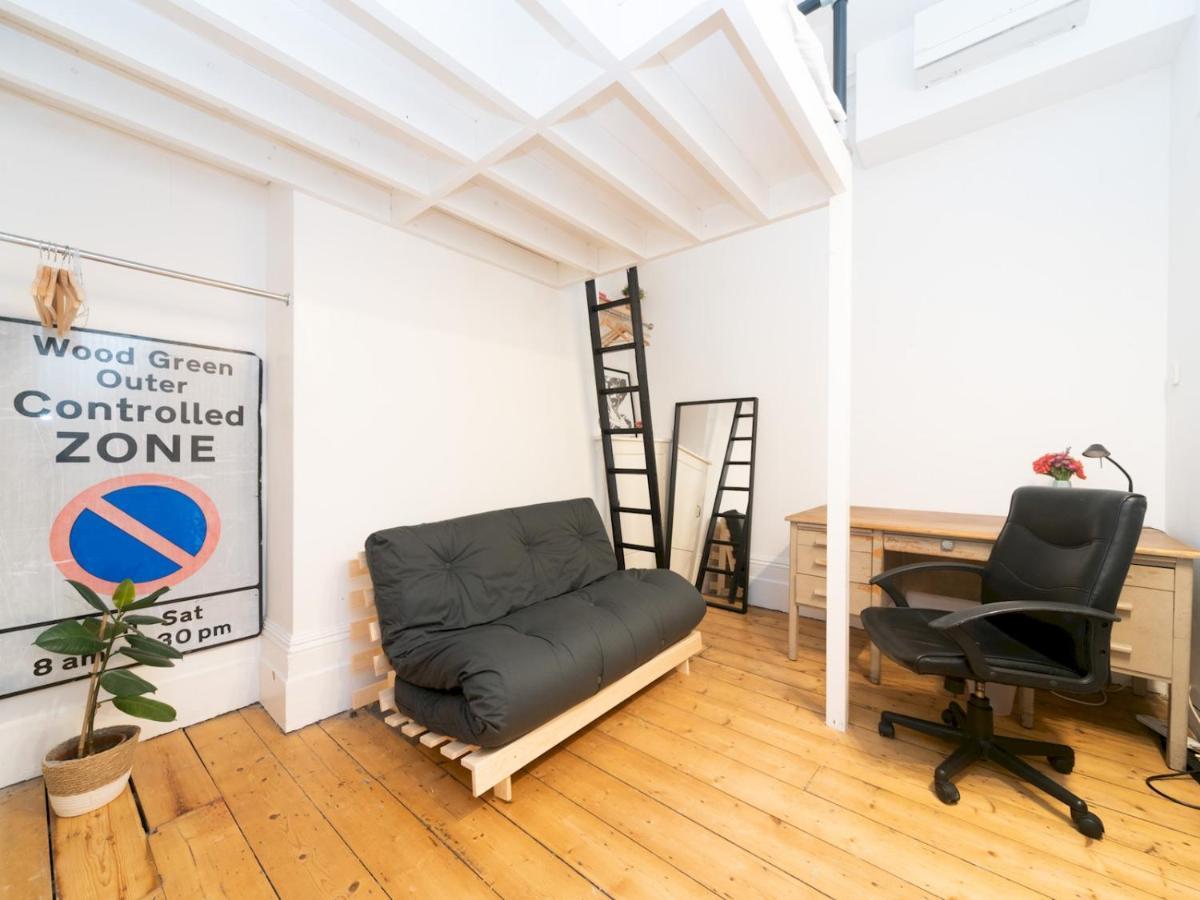 Pass The Keys Rustic And Quirky Flat In Charming Charlton Village London Exterior photo